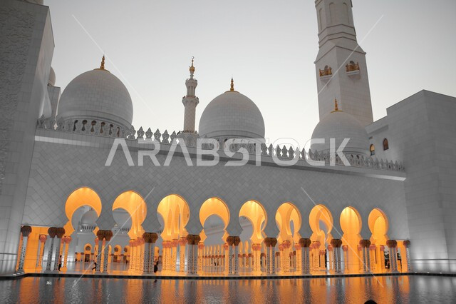 أماكن العبادة والتقرب إلى الله تعالى، معالم إسلامية مشهورة، الفن الهندسي المعماري في بناء القبب البيضاء على مسجد الشيخ زايد الكبير في إمارة أبو ظبي في النهار، الطراز الإسلامي الحديث لمساجد دولة الإمارات العربية المتحدة