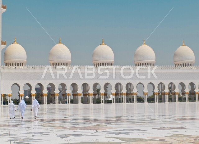الفن الهندسي المعماري في بناء القبب البيضاء على مسجد الشيخ زايد الكبير في إمارة أبو ظبي في النهار، الطراز الإسلامي الحديث لمساجد دولة  الإمارات العربية المتحدة، أماكن العبادة والتقرب إلى الله تعالى، معالم إسلامية مشهورة، قدوم السلمين لأداء الصلاة جماعة