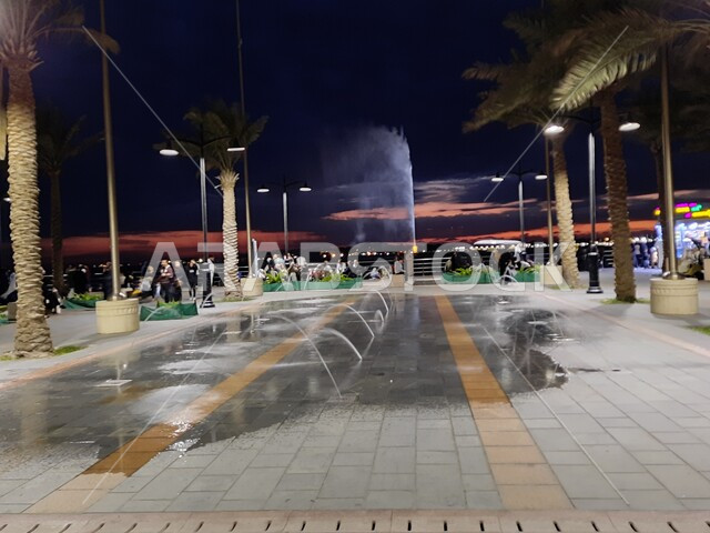 أماكن ومعالم جذب سياحي، مناظر طبيعية مشهورة في المملكة العربية السعودية، الواجهه البحرية لمدينة جدة عروس البحر، نافورة الملك فهد في البحر الأحمر وقت غروب الشمس، منظر السماء الملبدة بالغيوم