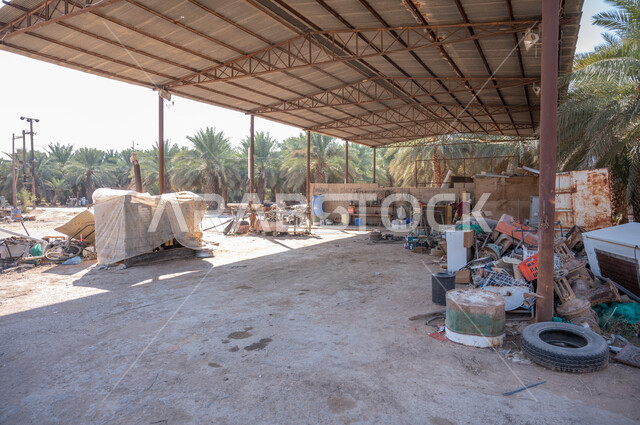 مستودع خرداوات داخل مزرعه في المملكة العربيه السعودية, الادوات والمعدات اللازمة لعمل الفلاحين في الاراضي الزراعيه, مفهوم الحياة الشعبيه في الارياف, الاهتمام في رعاية مزارع النخيل الخضراء, الحفاظ على نظام بيئي غني