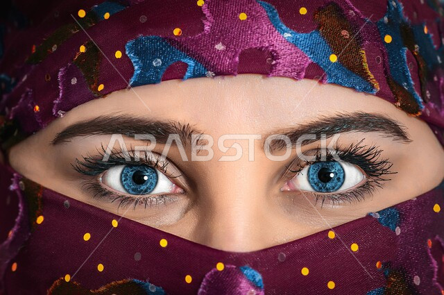 مفهوم الستر والعفاف، الاهتمام بالمظهر الخارجي، النظر إلى الكاميرا بإيماءات الثقه بالنف، مفهوم الأناقة والشياكة و الأنوثة والنعومة، صورة مقربة لامرأة عربيه خليجيه سعودية محجبه ترتدي النقاب