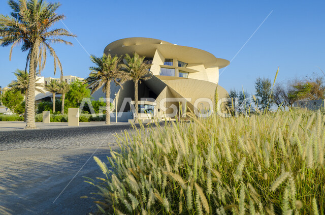 الاهتمام بزراعة الأشجار الخضراء حول مبنى متحف قطر الوطني على كورنيش الدوحة، مناطق جذب واستقطاب السائحين للتعرف على التراث والحضارة القطرية، النمو والتقدم العمراني، المعالم والمتاحف والقصور المشهورة، الفن الهندسي المعماري على الطراز الحديث