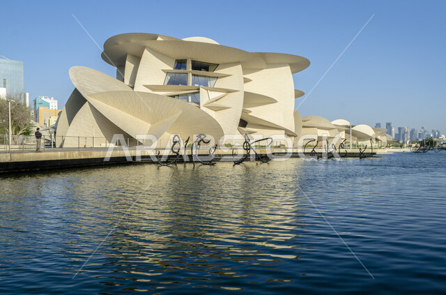 النمو والتقدم العمراني، المعالم والمتاحف والقصور المشهورة، الفن الهندسي المعماري على الطراز الحديث، التشكيلات الهندسية لمبنى متحف قطر الوطني على كورنيش الدوحة، مناطق جذب واستقطاب السائحين للتعرف على التراث والحضارة القطرية