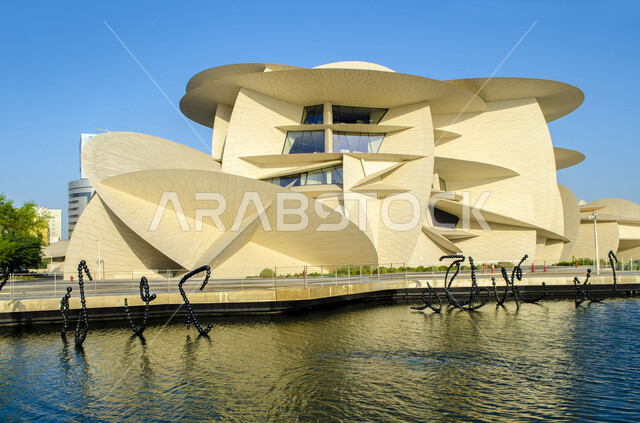 المعالم والمتاحف والقصور المشهورة، الفن الهندسي المعماري على الطراز الحديث، التشكيلات الهندسية لمبنى متحف قطر الوطني على كورنيش الدوحة، النمو والتقدم العمراني، مناطق جذب واستقطاب السائحين للتعرف على التراث والحضارة القطرية