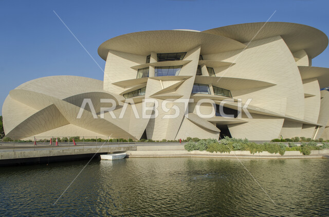 المعالم والمتاحف والقصور المشهورة، الفن الهندسي المعماري على الطراز الحديث، التشكيلات الهندسية لمبنى متحف قطر الوطني على كورنيش الدوحة، النمو والتقدم العمراني، مناطق جذب واستقطاب السائحين للتعرف على التراث والحضارة القطرية