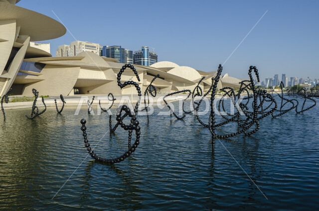 التشكيلات الهندسية لمبنى متحف قطر الوطني على كورنيش الدوحة، مناطق جذب واستقطاب السائحين للتعرف على التراث والحضارة القطرية، النمو والتقدم العمراني، المعالم والمتاحف والقصور المشهورة، الفن الهندسي المعماري على الطراز الحديث