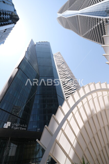تطور الفن الهندسي المعماري للمباني وناطحات السحاب المشهورة في المملكة العربية السعودية، تحقيق النهضة الاقتصادية والتجارية، صورة مقربة من الأسفل للأبراج المالية في مدينة الرياض، مركز الملك عبد الله المالي (كافد) في النهار