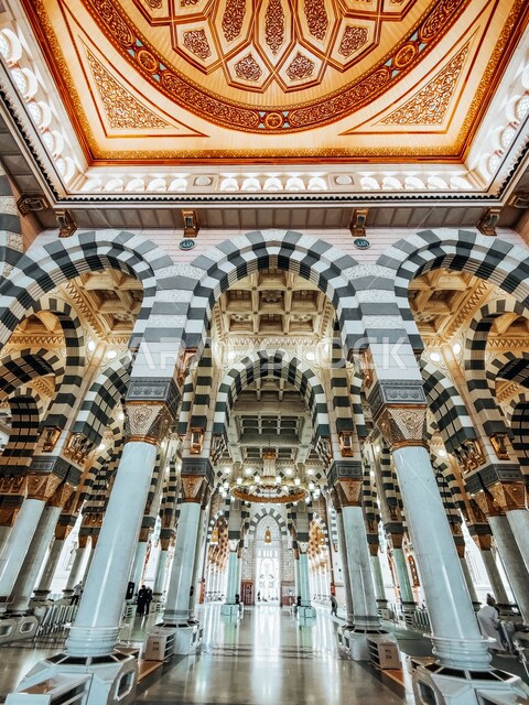 التصميم الداخلي والفن الهندسي المعماري على الطراز الإسلامي للمسجد الحرام، الحرم المكي الشريف من الداخل في مكة المكرمة، اماكن ومعالم دينية إسلامية مقدسة في المملكة العربية السعودية, العبادة والتقرب إلى الله تعالى