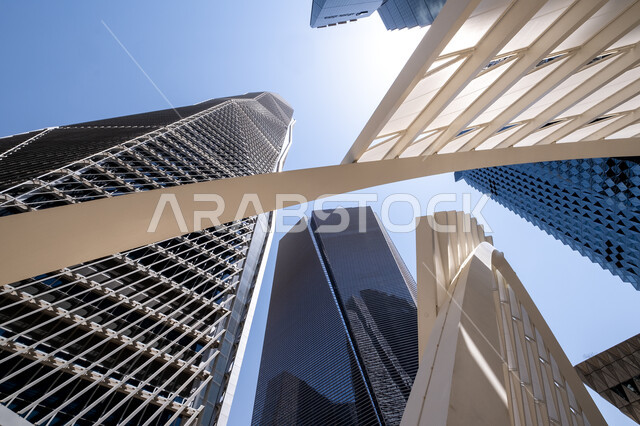 المنشآت والأبراج المالية في مدينة الرياض، النمو والتطور العمراني في السعودية، الفن الهندسي المعماري للمباني وناطحات السحاب المشهورة في المملكة، تحقيق النهضة الاقتصادية والتجارية، صورة مقربة من الأسفل لمركز الملك عبد الله المالي (كافد) في النهار