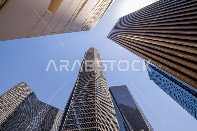 النمو والتطور العمراني في السعودية، الفن الهندسي المعماري للمباني وناطحات السحاب المشهورة في المملكة، تحقيق النهضة الاقتصادية والتجارية، صورة مقربة من الأسفل للأبراج المالية في مدينة الرياض، مركز الملك عبد الله المالي (كافد) في النهار