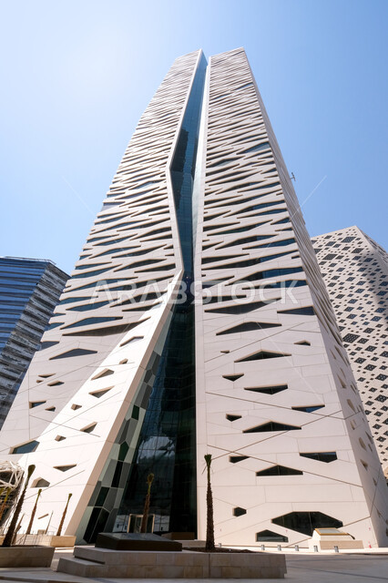 المنشآت والأبراج المالية في مدينة الرياض، النمو والتطور العمراني في السعودية، الفن الهندسي المعماري للمباني وناطحات السحاب المشهورة في المملكة، تحقيق النهضة الاقتصادية والتجارية، صورة مقربة من الأسفل لمركز الملك عبد الله المالي (كافد) في النهار