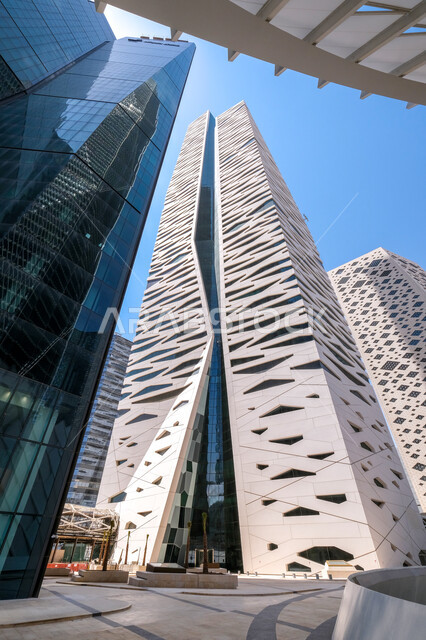 النمو والتطور العمراني في السعودية، الفن الهندسي المعماري للمباني وناطحات السحاب المشهورة في المملكة، تحقيق النهضة الاقتصادية والتجارية، صورة مقربة من الأسفل للأبراج المالية في مدينة الرياض، مركز الملك عبد الله المالي (كافد) في النهار