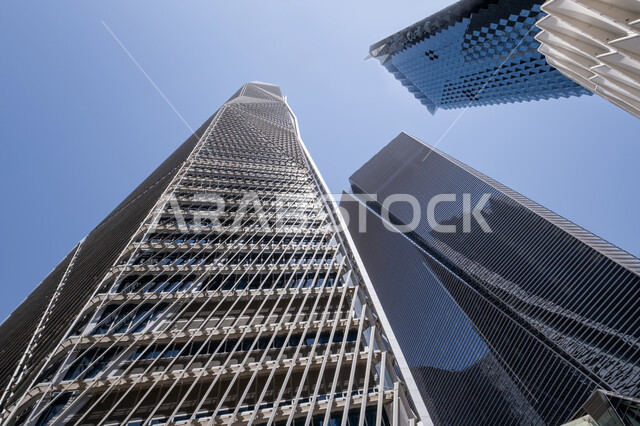 النمو والتطور العمراني في السعودية، الفن الهندسي المعماري للمباني وناطحات السحاب المشهورة في المملكة، تحقيق النهضة الاقتصادية والتجارية، صورة مقربة من الأسفل للأبراج المالية في مدينة الرياض، مركز الملك عبد الله المالي (كافد) في النهار