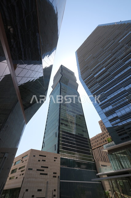 النمو والتطور العمراني في السعودية، الفن الهندسي المعماري للمباني وناطحات السحاب المشهورة في المملكة، تحقيق النهضة الاقتصادية والتجارية، صورة مقربة من الأسفل للأبراج المالية في مدينة الرياض، مركز الملك عبد الله المالي (كافد) في النهار