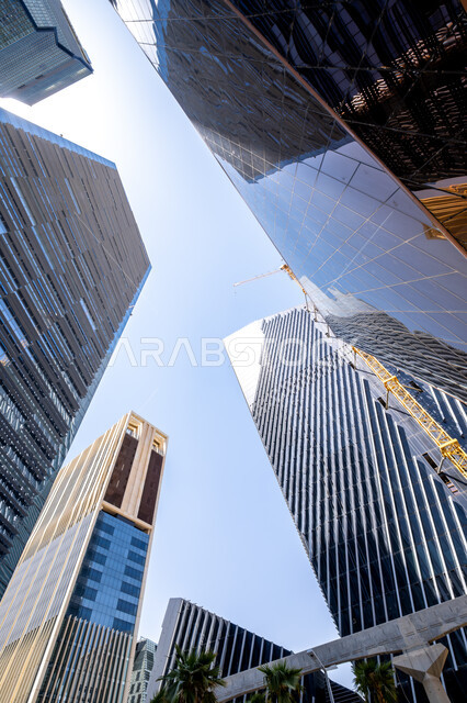 الأبراج المالية في مدينة الرياض، النمو والتطور العمراني في السعودية، الفن الهندسي المعماري للمباني وناطحات السحاب المشهورة في المملكة، تحقيق النهضة الاقتصادية والتجارية، صورة مقربة من الأسفل لمركز الملك عبد الله المالي (كافد) في النهار