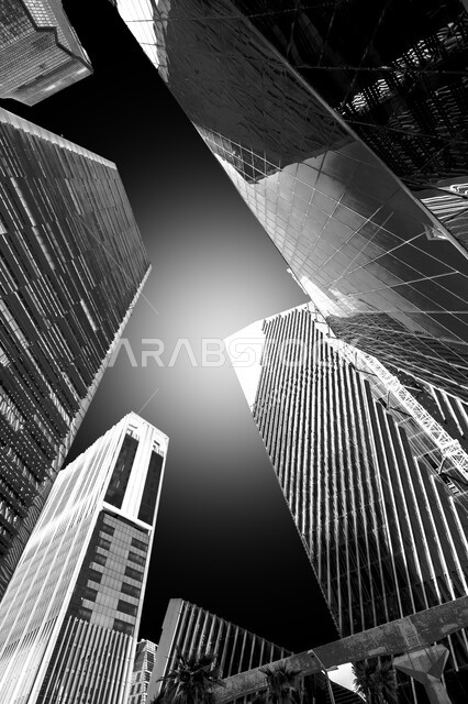 النمو والتطور العمراني في السعودية، المنشآت والأبراج المالية في مدينة الرياض، الفن الهندسي المعماري للمباني وناطحات السحاب المشهورة في المملكة، تحقيق النهضة الاقتصادية والتجارية، صورة بالأبيض والأسود من الأسفل لمركز الملك عبد الله المالي (كافد) في النهار