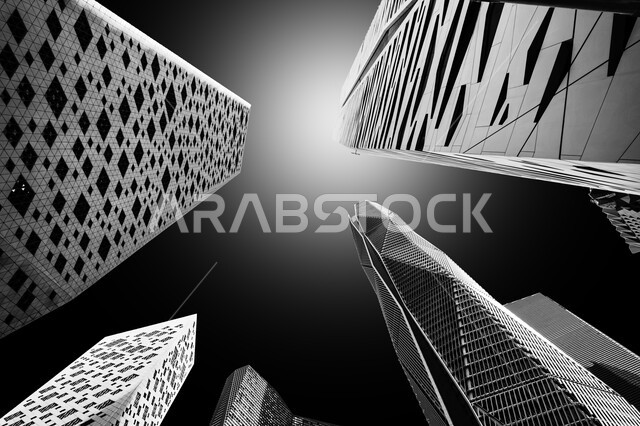 النمو والتطور العمراني في السعودية، المنشآت والأبراج المالية في مدينة الرياض، الفن الهندسي المعماري للمباني وناطحات السحاب المشهورة في المملكة، تحقيق النهضة الاقتصادية والتجارية، صورة بالأبيض والأسود من الأسفل لمركز الملك عبد الله المالي (كافد) في النهار