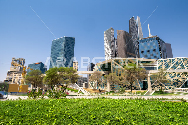 زراعة الأشجار الخضراء في المدن، مركز الملك عبد الله المالي (كافد) في النهار، النمو والتطور العمراني في السعودية، المنشآت والأبراج المالية في مدينة الرياض، الفن الهندسي المعماري للمباني وناطحات السحاب المشهورة في المملكة، تحقيق النهضة الاقتصادية والتجارية