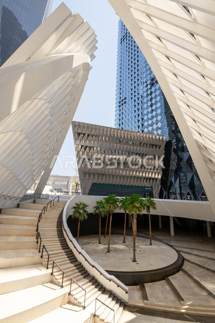 الديكورات والتصاميم الداخلية لمركز الملك عبد الله المالي (كافد) في النهار، النمو والتطور العمراني في السعودية، المنشآت والأبراج المالية في مدينة الرياض، الفن الهندسي المعماري للمباني وناطحات السحاب المشهورة في المملكة، تحقيق النهضة الاقتصادية والتجارية