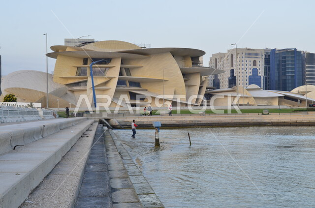 المعالم والمتاحف والقصور المشهورة، الفن الهندسي المعماري على الطراز الحديث، التشكيلات الهندسية لمبنى متحف قطر الوطني على كورنيش الدوحة، النمو والتقدم العمراني، مناطق جذب واستقطاب السائحين للتعرف على التراث والحضارة القطرية