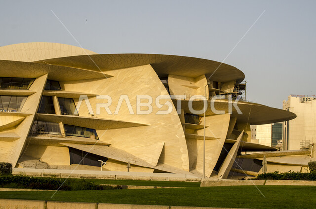 النمو والتقدم العمراني، المعالم والمتاحف والقصور المشهورة، الفن الهندسي المعماري على الطراز الحديث، التشكيلات الهندسية لمبنى متحف قطر الوطني على كورنيش الدوحة، مناطق جذب واستقطاب السائحين للتعرف على التراث والحضارة القطرية