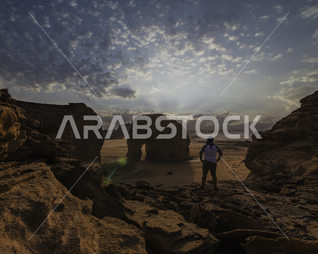 التكوينات والتشكيلات الصخرية الطبيعية في المناطق الصحراوية، صخرة الفيل في محافظة العلا وقت شروق الشمس، رمال الصحراء الذهبية الناعمة، المعالم الأثرية القديمة التاريخيه في صحاري المملكة، اماكن سياحية مشهورة في السعودية، خلفية الطبيعه