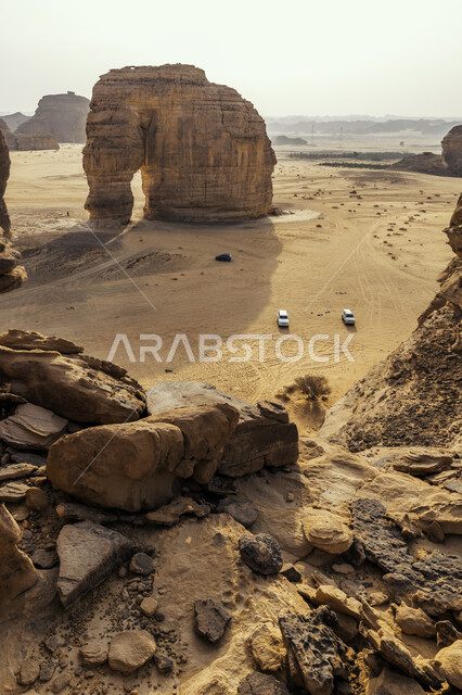 صخرة الفيل في محافظة العلا، رمال الصحراء الذهبية الناعمة، المعالم الأثرية القديمة التاريخيه في صحاري المملكة، التكوينات والتشكيلات الصخرية الطبيعية في المناطق الصحراوية، اماكن سياحية مشهورة في السعودية، خلفية الطبيعه