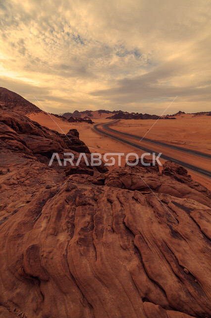 طريق بري غير معبد وسط الصحراء وقت غروب الشمس، تشكيلات الرمال الذهبية الناعمة في المملكة العربية السعودية، الهضاب والتلال الرملية، التكوينات الصخرية في البراري، منظر السماء المليئة بالغيوم البيضاء، خلفية الطبيعه
