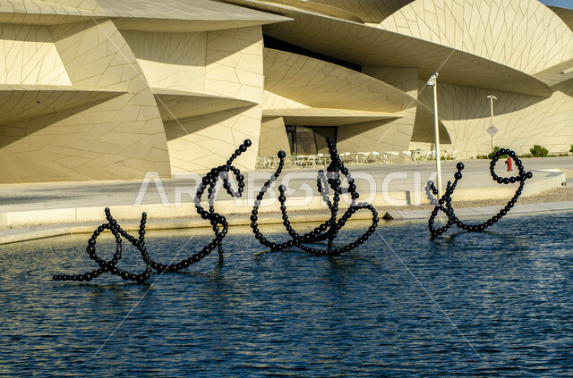مقصد السياح من مختلف البلدان للتعرف على التراث والحضارة القطرية، النمو والتقدم العمراني للابراج و ناطحات السحاب، المتاحف و المعالم والقصور المشهورة، مبنى متحف قطر الوطني على كورنيش الدوحة، الفن الهندسي المعماري على الطراز الحديث