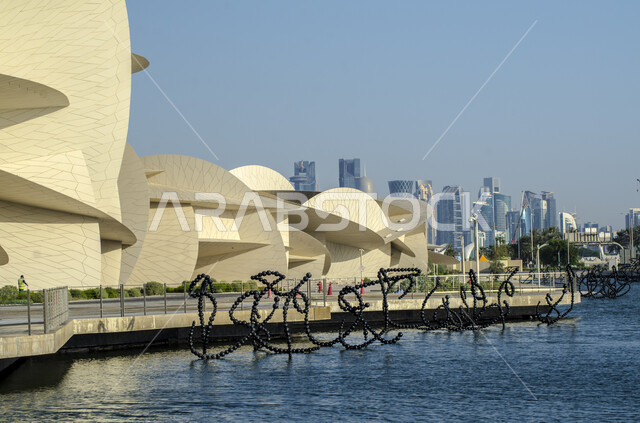 النمو والتقدم العمراني للابراج و ناطحات السحاب، مقصد السياح من مختلف البلدان للتعرف على التراث والحضارة القطرية، المتاحف و المعالم والقصور المشهورة، مبنى متحف قطر الوطني على كورنيش الدوحة، الفن الهندسي المعماري على الطراز الحديث