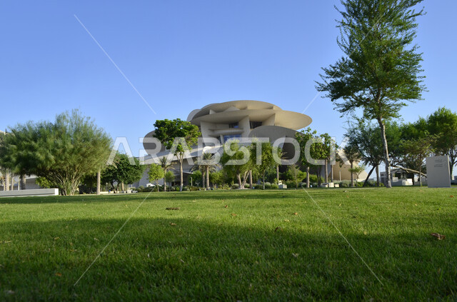 الفن الهندسي المعماري على الطراز الحديث، الاهتمام في زراعة الأشجار الخضراء حول مبنى متحف قطر الوطني على كورنيش الدوحة، مقصد السياح من مختلف البلدان للتعرف على التراث والحضارة القطرية، المتاحف و المعالم والقصور المشهورة، النمو والتقدم العمراني