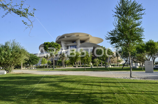 الاهتمام في زراعة الأشجار الخضراء حول مبنى متحف قطر الوطني على كورنيش الدوحة، مقصد السياح من مختلف البلدان للتعرف على التراث والحضارة القطرية، المتاحف و المعالم والقصور المشهورة، النمو والتقدم العمراني، الفن الهندسي المعماري على الطراز الحديث