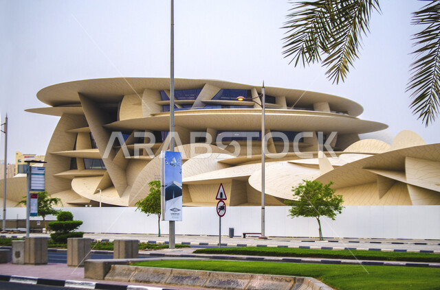 مقصد السياح من مختلف البلدان للتعرف على التراث والحضارة القطرية، المتاحف و المعالم والقصور المشهورة، زراعة الأشجار الخضراء حول مبنى متحف قطر الوطني على كورنيش الدوحة، النمو والتقدم العمراني، الفن الهندسي المعماري على الطراز الحديث