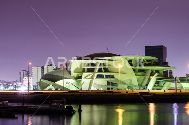 التقدم و النمو العمراني، الفن الهندسي المعماري على الطراز الحديث ،انعكاس الاضواء على مياه البحر في وقت الليل ،مبنى متحف قطر الوطني على كورنيش الدوحة، مقصد السائحين من مختلف البلدان للتعرف على التراث والحضارة القطرية، المعالم والمتاحف والقصور المشهورة