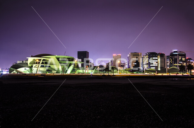 مقصد السائحين من مختلف البلدان للتعرف على التراث والحضارة القطرية ،المعالم والمتاحف والقصور المشهورة ،الفن الهندسي المعماري على الطراز الحديث ،النمو والتقدم العمراني، مبنى متحف قطر الوطني على كورنيش الدوحة المضيء في وقت الليل