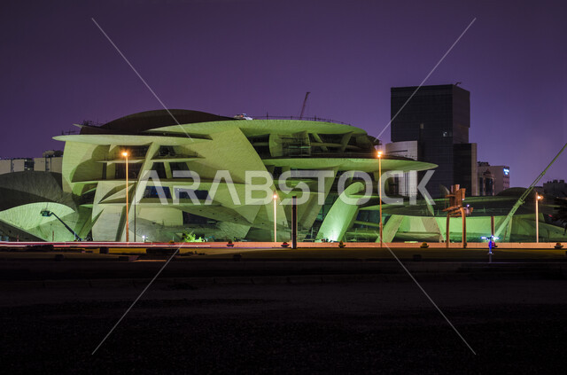 المعالم والمتاحف والقصور المشهورة ،الفن الهندسي المعماري على الطراز الحديث ،النمو والتقدم العمراني، مبنى متحف قطر الوطني على كورنيش الدوحة في وقت الليل، مقصد السائحين من مختلف البلدان للتعرف على التراث والحضارة القطرية