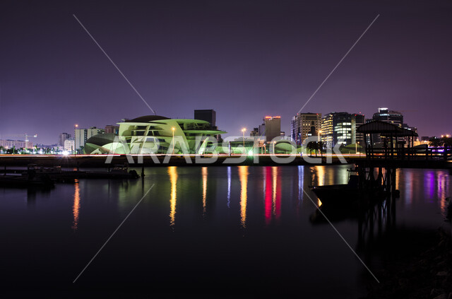 انعكاس الاضواء على مياه البحر في وقت الليل ،مبنى متحف قطر الوطني على كورنيش الدوحة، مقصد السائحين من مختلف البلدان للتعرف على التراث والحضارة القطرية، النمو والتقدم العمراني، المعالم والمتاحف والقصور المشهورة، الفن الهندسي المعماري على الطراز الحديث