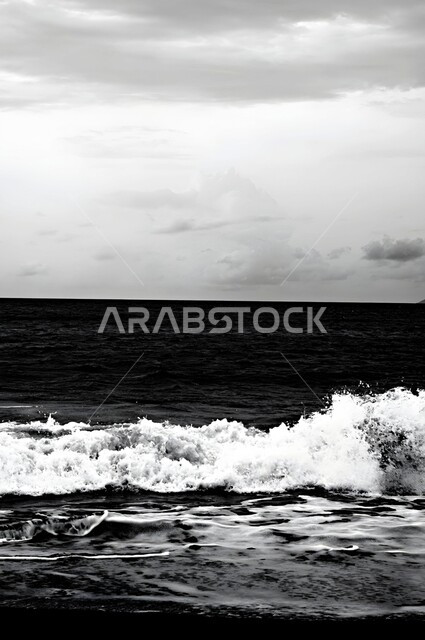 الاستمتاع بقضاء أوقات الفراغ على الشواطئ البحرية على سواحل الخليج العربي، الاماكن السياحية الساحلية في المملكة العربيه السعودية ،صورة بالابيض والاسود لأمواج البحر الهادئة، خلفية الطبيعه، سالوليت