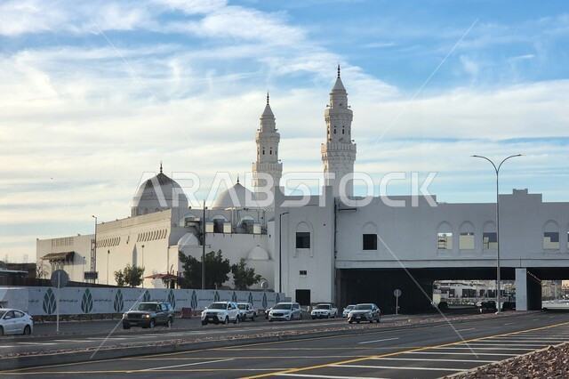 مقصد المسلمين من مختلف البلدان ،الحركة المرورية في شوراع المدينة المنورة، مسجد القبلتين في المملكة العربية السعودية في وقت النهار، الفن الهندسي المعماري للمساجد، معالم المدينة المشهورة، اماكن دينية اسلامية مقدسة، مفهوم العبادة والتقرب الى الله تعالى
