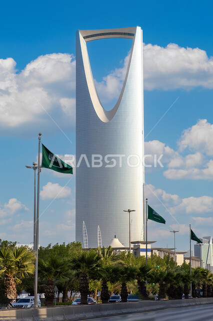 الاهتمام في زراعة اشجار النخيل في الطرق والشوارع، النمو والتطور العمراني، برج المملكه في مدينة الرياض، الفن الهندسي المعماري للأبراج وناطحات السحاب في المملكة العربية السعودية، معالم الرياض المشهورة، اعلام المملكة ترفرف في السماء عاليا، يوم العلم 11 مارس