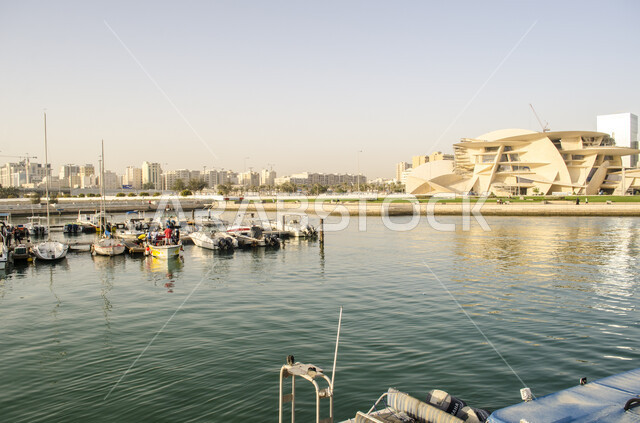 التطور و النمو العمراني، المتاحف و المعالم والقصور المشهورة، مقصد السياح من مختلف البلدان للتعرف على التراث والحضارة القطرية، مبنى متحف قطر الوطني على كورنيش الدوحة، الفن الهندسي المعماري على الطراز الحديث
