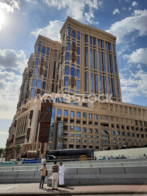 حركة السيارات في الطرقات والشوارع المعبدة في النهار في المملكة، الاهتمام بالبناء والتطوير العمراني في مكة المكرمة، الفنادق والأبراج الفاخرة، أسلوب الحياة في السعودية