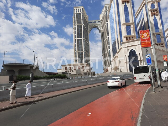 الاهتمام بالبناء والتطوير العمراني في مكة المكرمة، حركة السيارات في الطرقات والشوارع المعبدة في النهار في المملكة، الفنادق والأبراج الفاخرة، أسلوب الحياة في السعودية