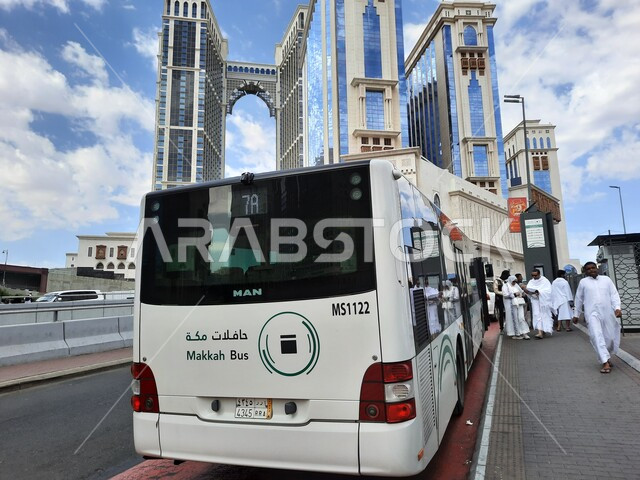 حركة السيارات في الطرقات والشوارع المعبدة في النهار في المملكة، الاهتمام بالبناء والتطوير العمراني في مكة المكرمة، الفنادق والأبراج الفاخرة، أسلوب الحياة في السعودية