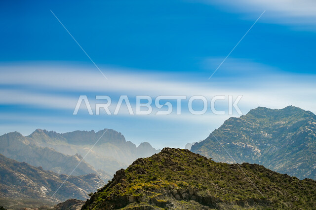 الأجواء الصيفة في المناطق الطبيعيه، مشهد السماء الزرقاء الصافية في النهار، جبال الهدا والمدرجات الزراعية الخضراء في مدينة الطائف، القمم والمرتفعات والطبيعة الجبلية في المملكة العربية السعودية