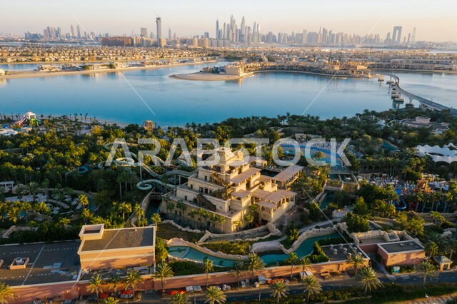 الفن الهندسي المعماري المتطور لتصميم الفنادق والمنتجعات الفاخرة، صورة جوية لمنتجع اتلانتس في إمارة دبي على ساحل الخليج العربي، مناطق جذب سياحي مشهورة في دولة الامارات العربية المتحدة، الاهتمام بزراعة الأشجار والنباتات الخضراء في المدن السياحية