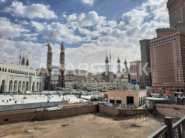 المدخل الخارجي لساحة مسجد الله الحرام في مكة مكرمة، مقصد المسلمين من كل انحاء العالم لأداء العبادات والتقرب الى الله, اماكن ومعالم دينية اسلامية مقدسة في المملكة العربية السعودية، مشهد الغيوم في السماء الزرقاء 