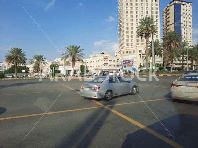 الاهتمام بالبناء والتطوير العمراني في مكة المكرمة، حركة السيارات في الطرقات والشوارع المعبدة في المملكة، المباني والأبراج في السعودية، الاهتمام بالتشجير في المدن