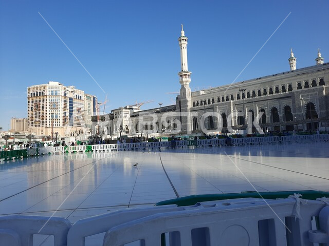 الساحة الخارجية لمسجد الله الحرام في مكة مكرمة، مقصد المسلمين من كل انحاء العالم لأداء العبادات والتقرب الى الله, اماكن ومعالم دينية اسلامية مقدسة في المملكة العربية السعودية، مشهد السماء الزرقاء الصافية