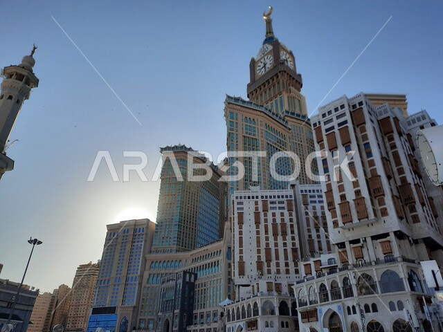 الفنادق والأبراج الفاخرة المجاورة لمبني برج الساعة الملكي في النهار، الاهتمام بالبناء والتطوير العمراني في مكة المكرمة، نمو وتطور الفن الهندسي المعماري للمباني في المملكة العربية السعودية